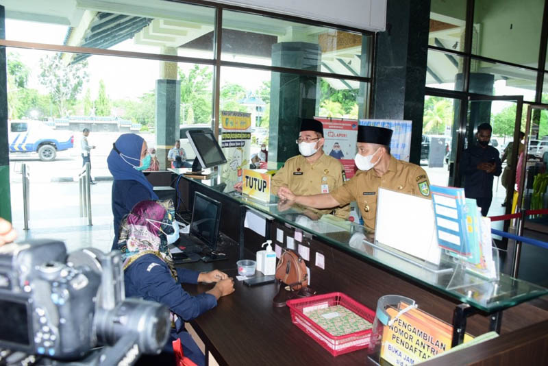 Wakil Bupati Bengkalis Bagus Santoso dan Sekda Bengkalis Bustami melihat pelayanan publik di RSUD Bengkalis, Senin (9/5/2022).